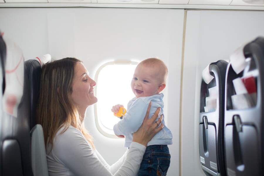 Tout ce qu’il faut savoir pour voyager en avion avec des enfants