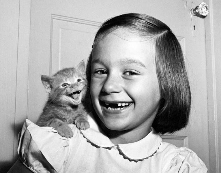 Paula, la fille du photographe, et un chat 