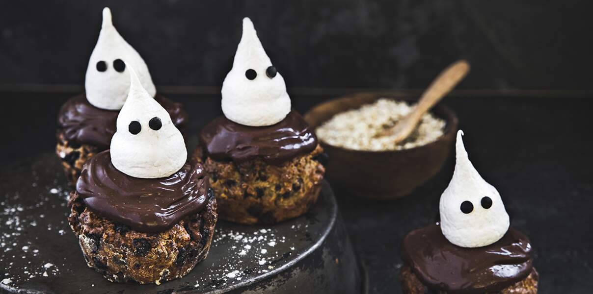 Muffins aux flocons d’avoine, bananes, chocolat et meringues fantômes ﻿