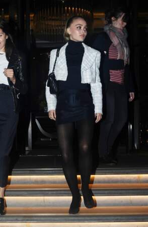 Lily-Rose Depp en minijupe et veste croppée dans les rues de Londres 