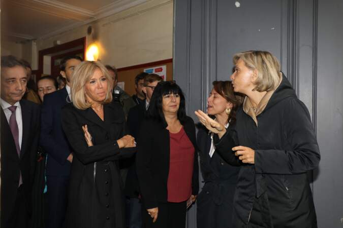 Brigitte Macron : cette robe noire canon qu’elle porte avec élégance et originalité