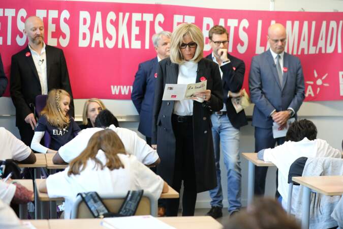 Brigitte Macron en tenue décontractée chic lors de la dictée d’ELA