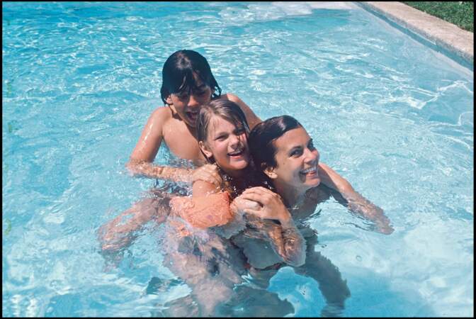 Chantal Goya dans sa piscine avec Clarisse et Jean-Paul, ses enfants, en 1978.