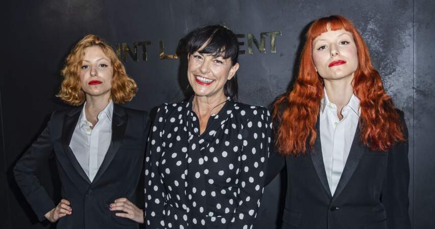Plus récemment, la chanteuse pose avec ses filles, les jumelles Léa et Garance lors de la Fashion Week de Paris. 