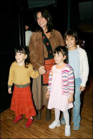L'artiste  pose avec ses enfants en 2004.