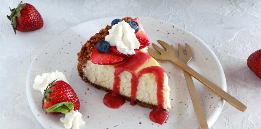 Cheesecake aux fruits rouges et coulis de fraise