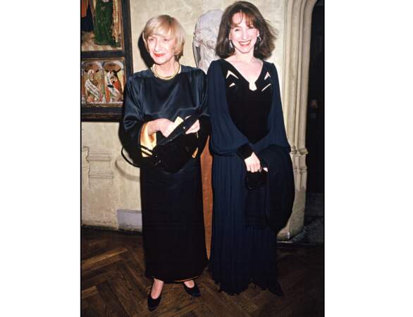 1992 : elle a les cheveux bruns et apparait au côté de Françoise Sagan 