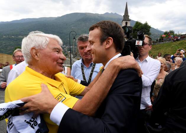 Emmanuel Macron et Raymond Poulidor lors de la 17ème étape du 104ème Tour de France à Saint-Martin-d'Arc, le 19 juillet 2017.