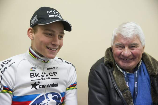  Mathieu Van der Poel et son grand-père Raymond Poulidor lors du cyclocross de Lignières le 17 janvier 2016.