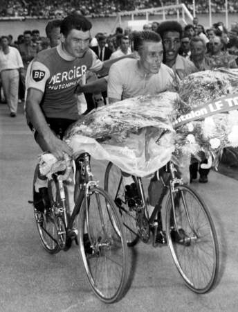  Raymond Poulidor et Jacques Anquetil le 14 juillet 1964. 