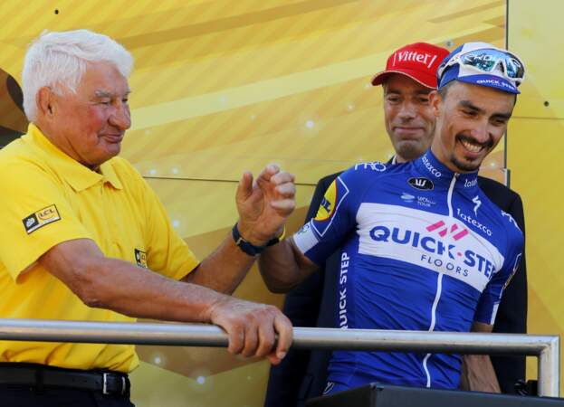 Raymond Poulidor et Julian Alaphilippe lors de la 105ème édition du Tour de France à Bagnères de Luchon, le 24 juillet 2018.