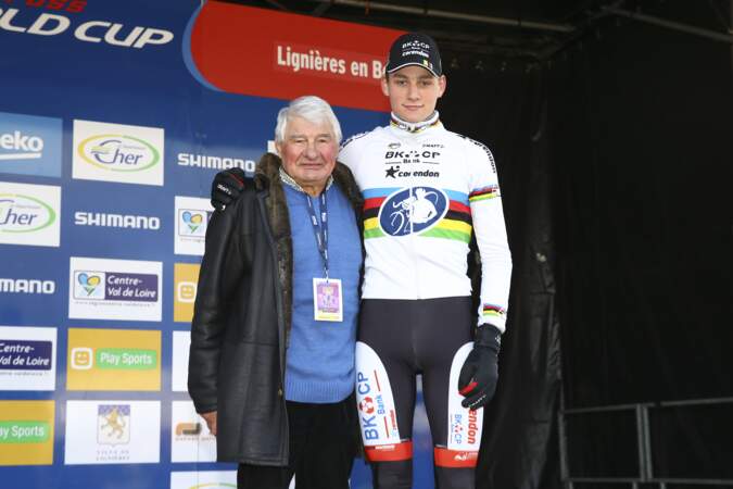 Mathieu Van der Poel et son grand-père Raymond Poulidor lors du cyclocross de Lignières le 17 janvier 2016.