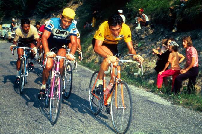 Eddy Merckx au coude à coude avec Raymond Poulidor lors du Tour de France en 1972.
