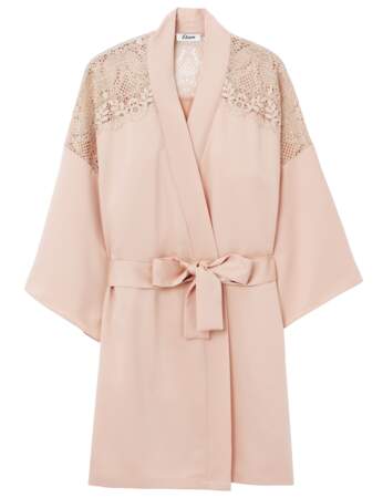 Le kimono “Carmen” satiné rose poudré aux épaules et dos en dentelle chez Etam