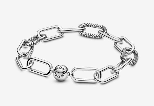 Le bracelet à maillons “Pandora me” en argent supportant des pendentifs et doté d’un fermoir boule classique orné du logo de la marque Pandora