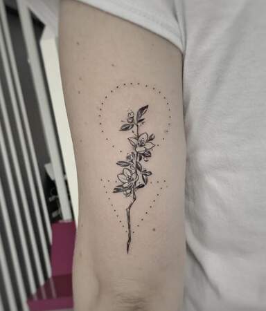 Un dessin floral sur le bras