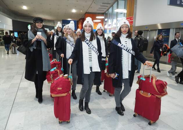 Les Miss régionales arrivent à l'aéroport Roissy Charles-de-gaulle pour prendre l'avion en partance pour Tahiti le 17 novembre 2019.