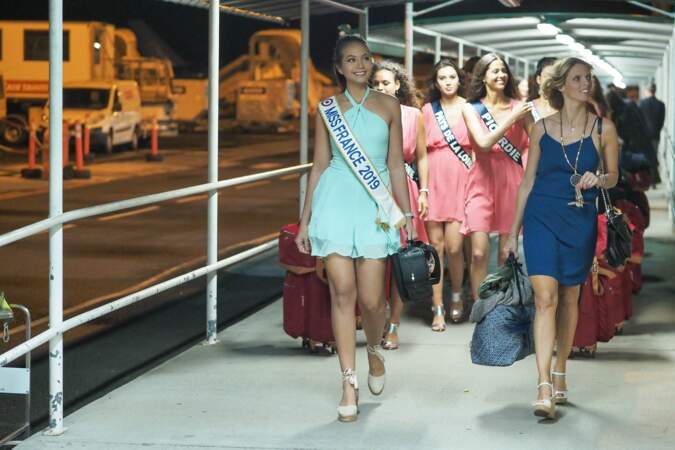 Vaimalama Chaves, Miss France 2019, Sylvie Tellier et les candidates à l'aéroport de Papeete.