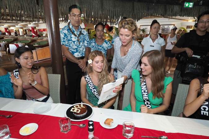 Sylvie Tellier offre un cadeau à Miss Poitou-Charentes, Andrea Galland, qui fête ses 20 ans à l'Hôtel Intercontinental de Tahiti. 
