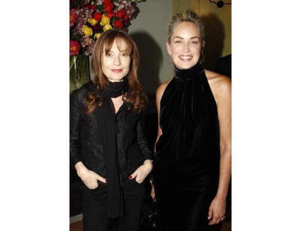Sharon Stone pose au côté d'Isabelle Huppert