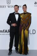 Miss France 2011 et Juan Arbelaez pendant le photocall de la soirée "24th edition of AmfAR Cinema Against AIDS" Gala, le 25 mai 2017 lors du 70e Festival de Cannes.