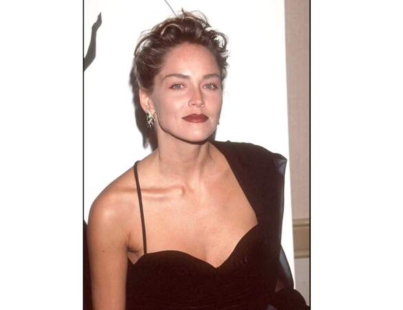 En 1994, Sharon Stone adopte la tendance make-up du moment : la bouche foncée