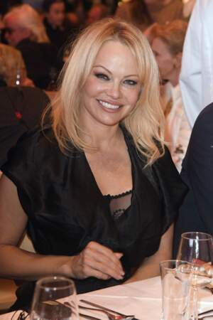 Le blond uniforme de Pamela Anderson
