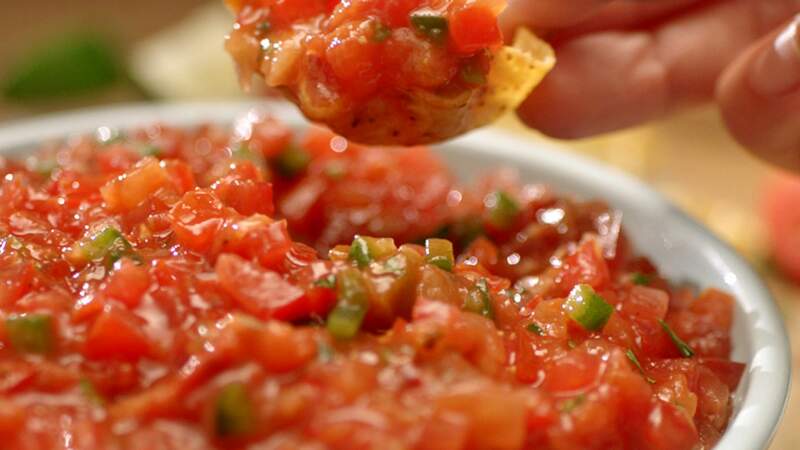 Tortilla Bowls à la sauce salsa, tomates et oignon nouveau