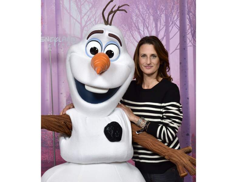 Camille Cottin est photographiée à Disneyland avec Olaf, l'un des personnages phare de La reine des neiges