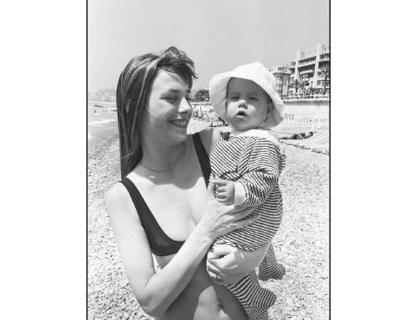 Elle pose avec sa fille Charlotte Gainsbourg sur une plage de Nice en 1972