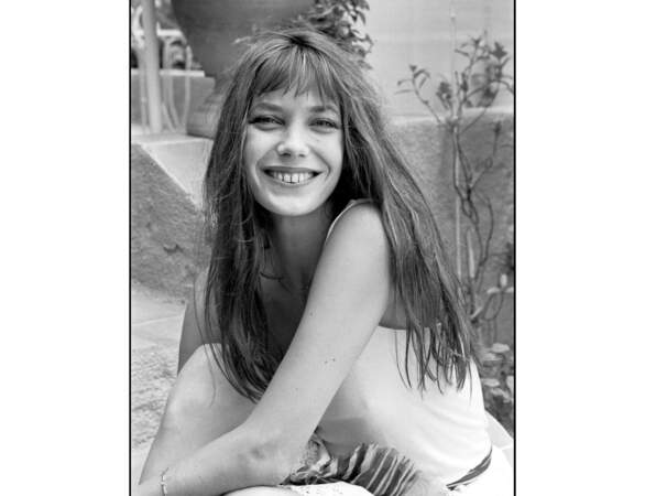 En 1977, elle est prise en photo à Saint-Tropez : sa frange lui va très bien