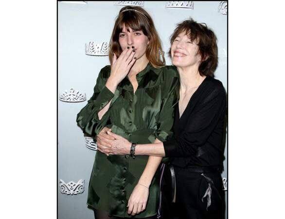En 2010, elle apparaît avec sa fille Lou Doillon 