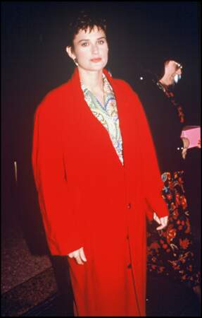 Demi Moore coupe ses cheveux en 1990