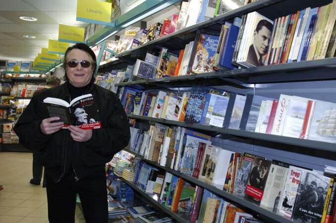 Alain Barrière participe à la mise en place de son livre "Ma Vie" dans une librairie de La Trinité-sur-Mer, le 11 avril 2006