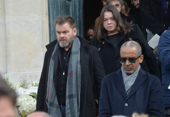 Clovis Cornillac et sa mère Myriam Boyer, Abderrahmane Sissako aux obsèques de Anna Karina en la chapelle de l'Est au cimetière du Père Lachaise à Paris. 