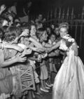 Romy Schneider (19 ans), accueillie par les fans, au 7ème Festival du Film de Berlin le 29 juin 1957.