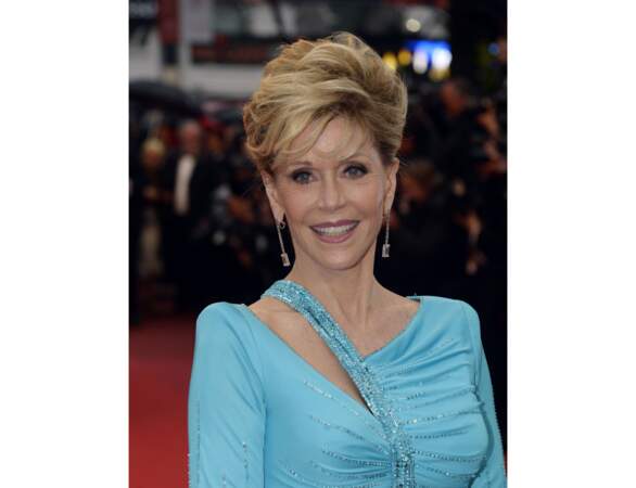 Toujours chic et élégante, Jane Fonda foule les marches de Cannes