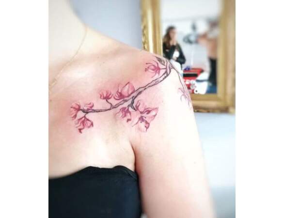 Un tatouage fleuri sur l'épaule
