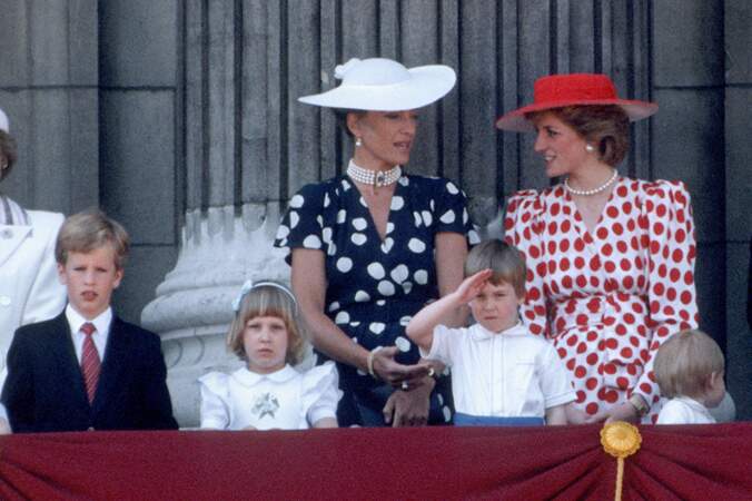 Le prince William saluant la foule au balcon de Buckingham Palace, le jour de la parade de Trooping of the Colour, le 15 juin 1986.