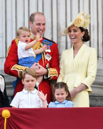 La princesse Charlotte saluant la foule sur le balcon de Buckingham Palace, lors de la cérémonie de Trooping of the colour, le 8 juin 2019.