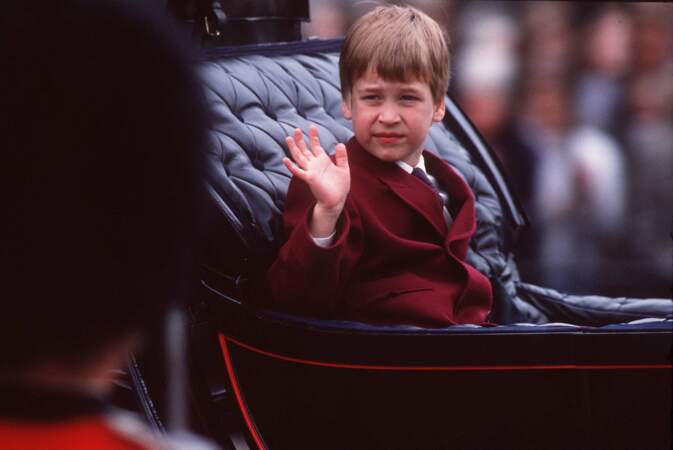 Le prince William saluant la foule dans une voiture, le jour de la parade de Trooping Colour, en 1988, à Londres.