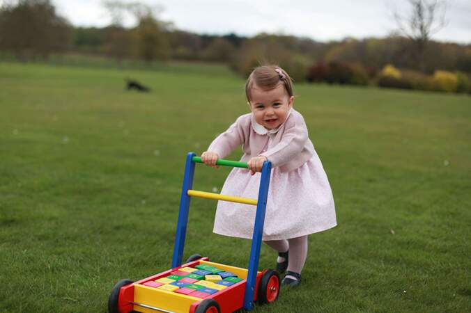 La princesse Charlotte fête son premier anniversaire le 2 mai 2016 dans le Norfolk.