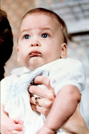 Le prince William, âgé de 6 mois, au Palais de Kensington, le 22 décembre 1982.
