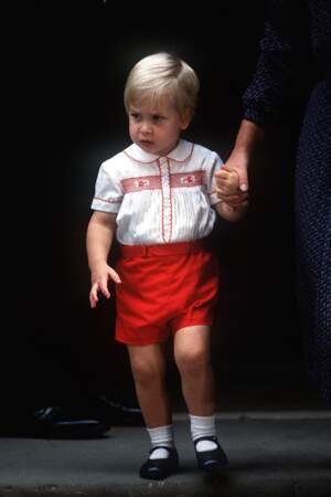 Le prince William quitte la maternité où il était venu rendre visite à son frère Harry, le 16 septembre 1984.