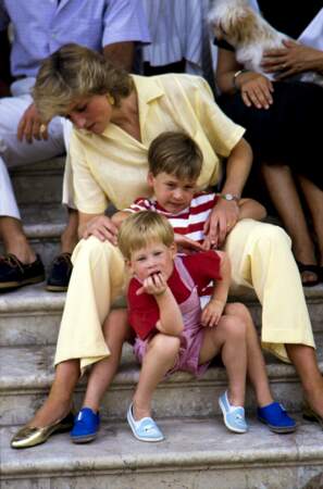 Lady Di avec ses deux fils, Harry et William, en vacances à Majorque en août 1987.