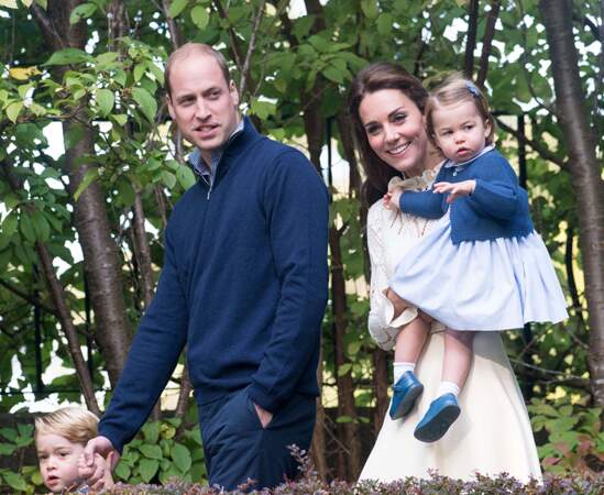 La princesse Charlotte dans les bras de sa mère Kate Middleton, avec son père, le prince William, lors d'un séjour au Canada, en septembre 2016.