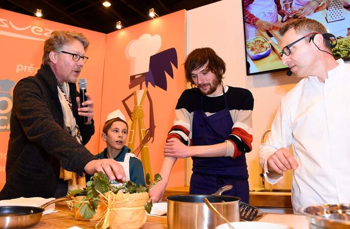 Sébastien Demorand et Romain Tischenko au cours d'une démonstration culinaire "Une Toque à la cantoche", au Salon du Livre 2015, le 20 mars 2015.