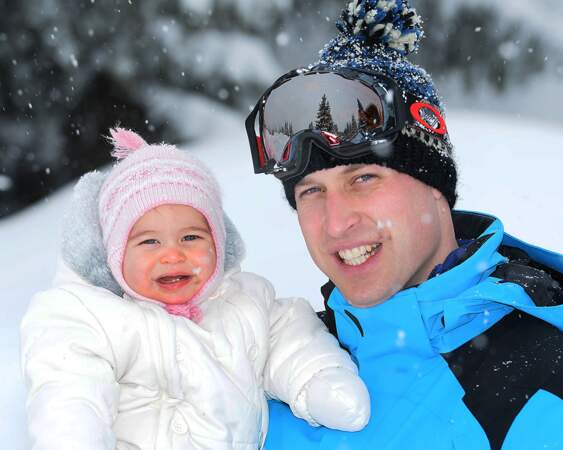 La princesse Charlotte dans les bras de son père, le prince William, le 7 mars 2016, dans les Alpes françaises.