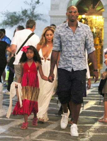 Kobe Bryant en vacances avec sa femme Vanessa et leurs filles Natalia et Gianna à Mykonos en Grèce, le 24 juin 2014.