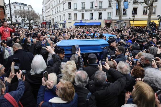 Le cercueil bleu s'apprête à entrer dans l'église Saint-Jean de Montmartre.